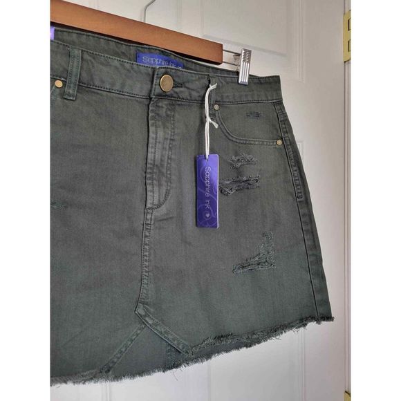 NWT Denim Mini Skirt Distressed Raw Hem Dark Green Size L 34" waist - Picture 3 of 6